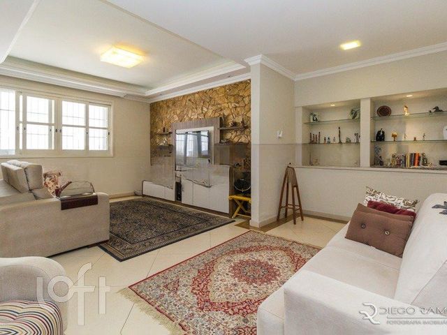 Casa com 298m², 3 dormitórios, 1 suíte, 4 vagas, Petrópolis em Porto Alegre