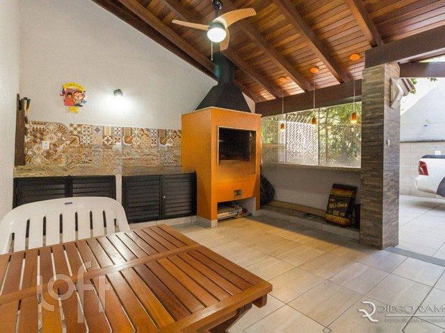 Casa com 298m², 3 dormitórios, 1 suíte, 4 vagas, Petrópolis em Porto Alegre