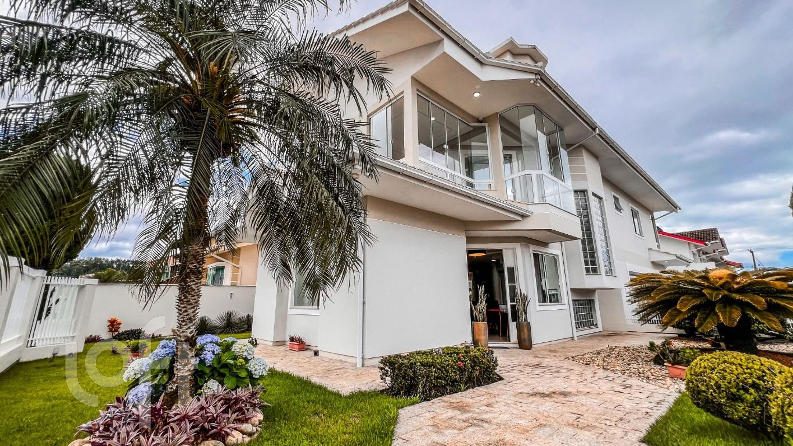 Casa à venda em Pagani com 248 m², 4 quartos, 3 suítes, 6 vagas