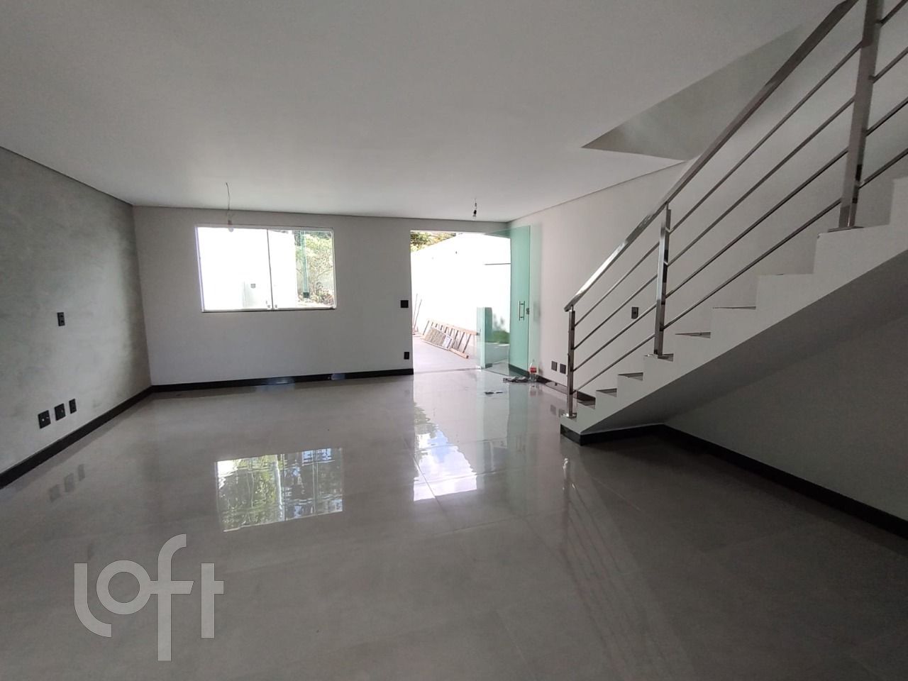 Casa à venda com 3 quartos, 129m² - Foto 1