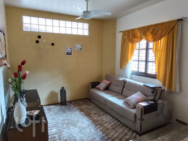 Casa com 266m², 3 dormitórios, 1 suíte, 1 vaga, Jardim Botânico em Porto Alegre