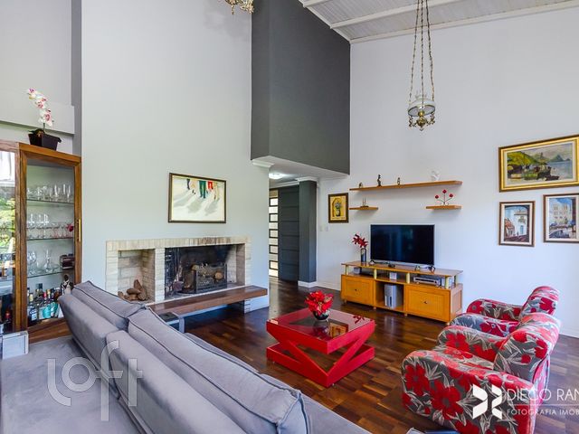 Casa com 313m², 3 dormitórios, 1 suíte, 2 vagas, Três Figueiras em Porto Alegre