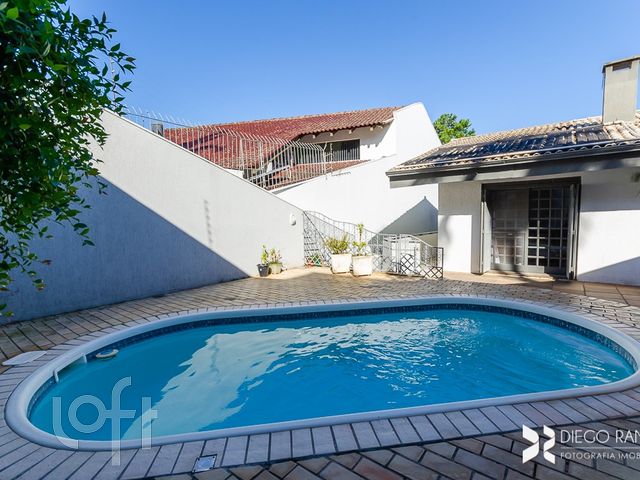 Casa com 313m², 3 dormitórios, 1 suíte, 2 vagas, Três Figueiras em Porto Alegre