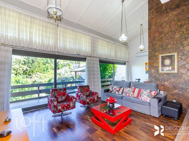 Casa com 313m², 3 dormitórios, 1 suíte, 2 vagas, Três Figueiras em Porto Alegre