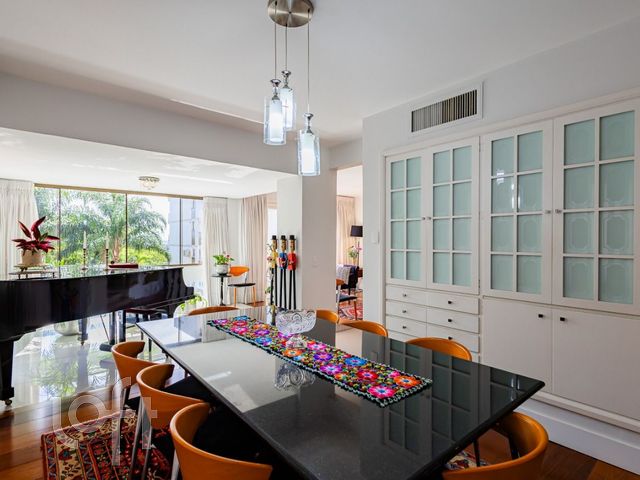 Apartamento com 228m², 3 dormitórios, 1 suíte, 3 vagas, Moinhos de Vento em Porto Alegre