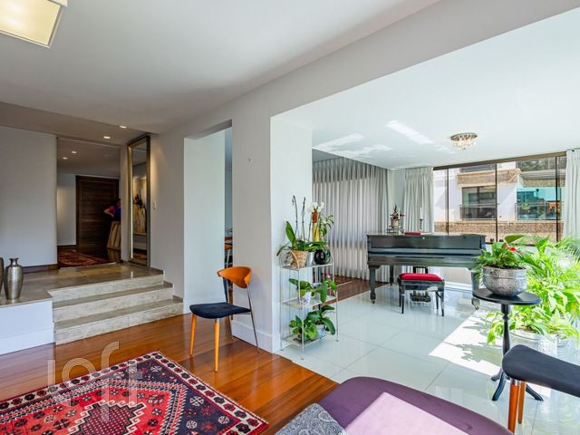 Apartamento com 228m², 3 dormitórios, 1 suíte, 3 vagas, Moinhos de Vento em Porto Alegre