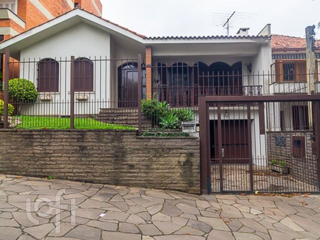 Casa com 264m², 3 dormitórios, 2 vagas, Higienópolis em Porto Alegre