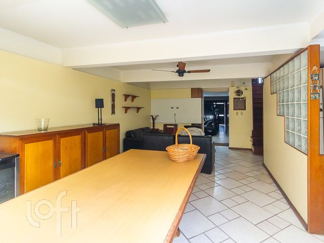 Casa com 264m², 3 dormitórios, 2 vagas, Higienópolis em Porto Alegre