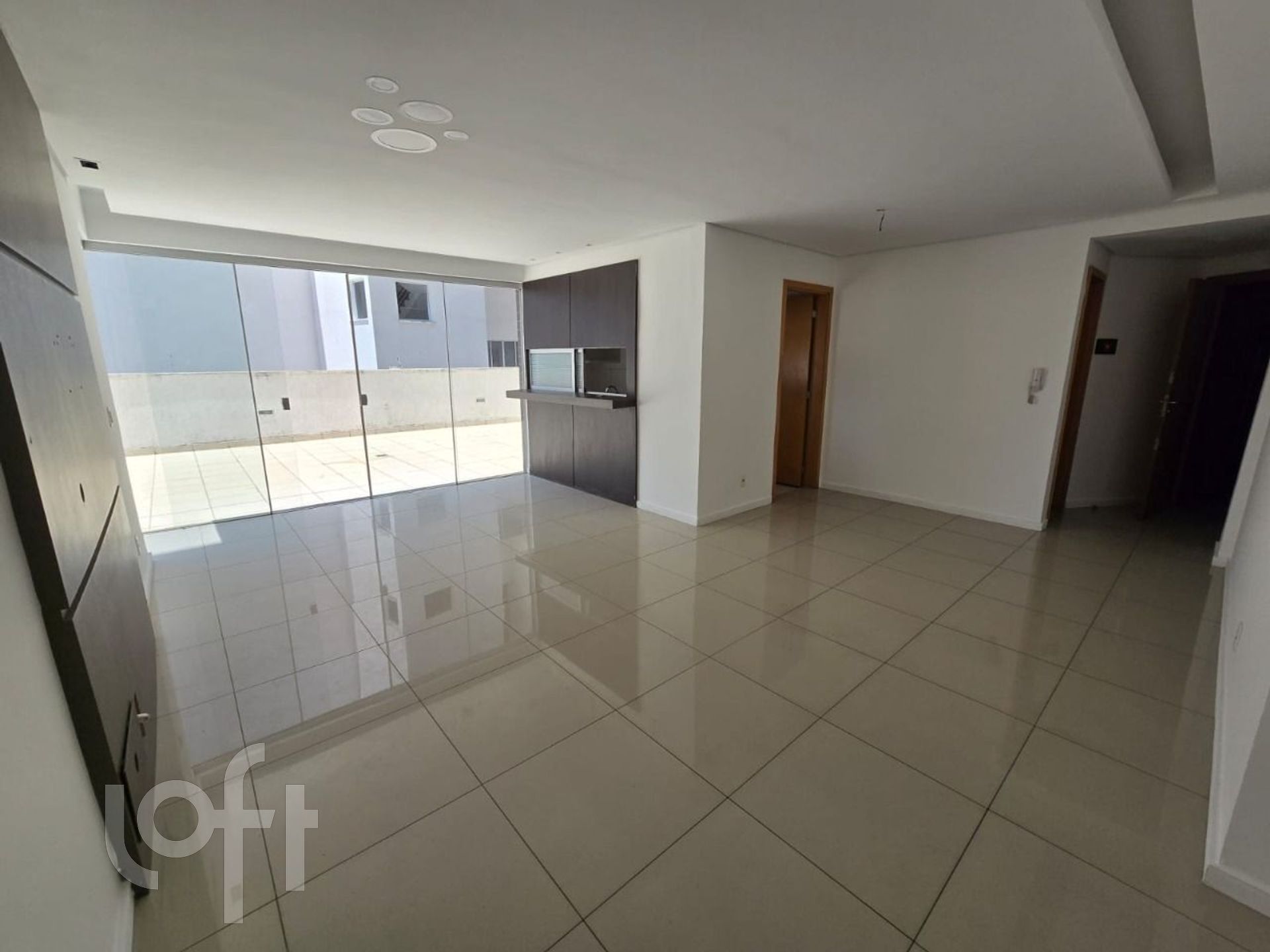 Apartamento à venda com 3 quartos, 233m² - Foto 2