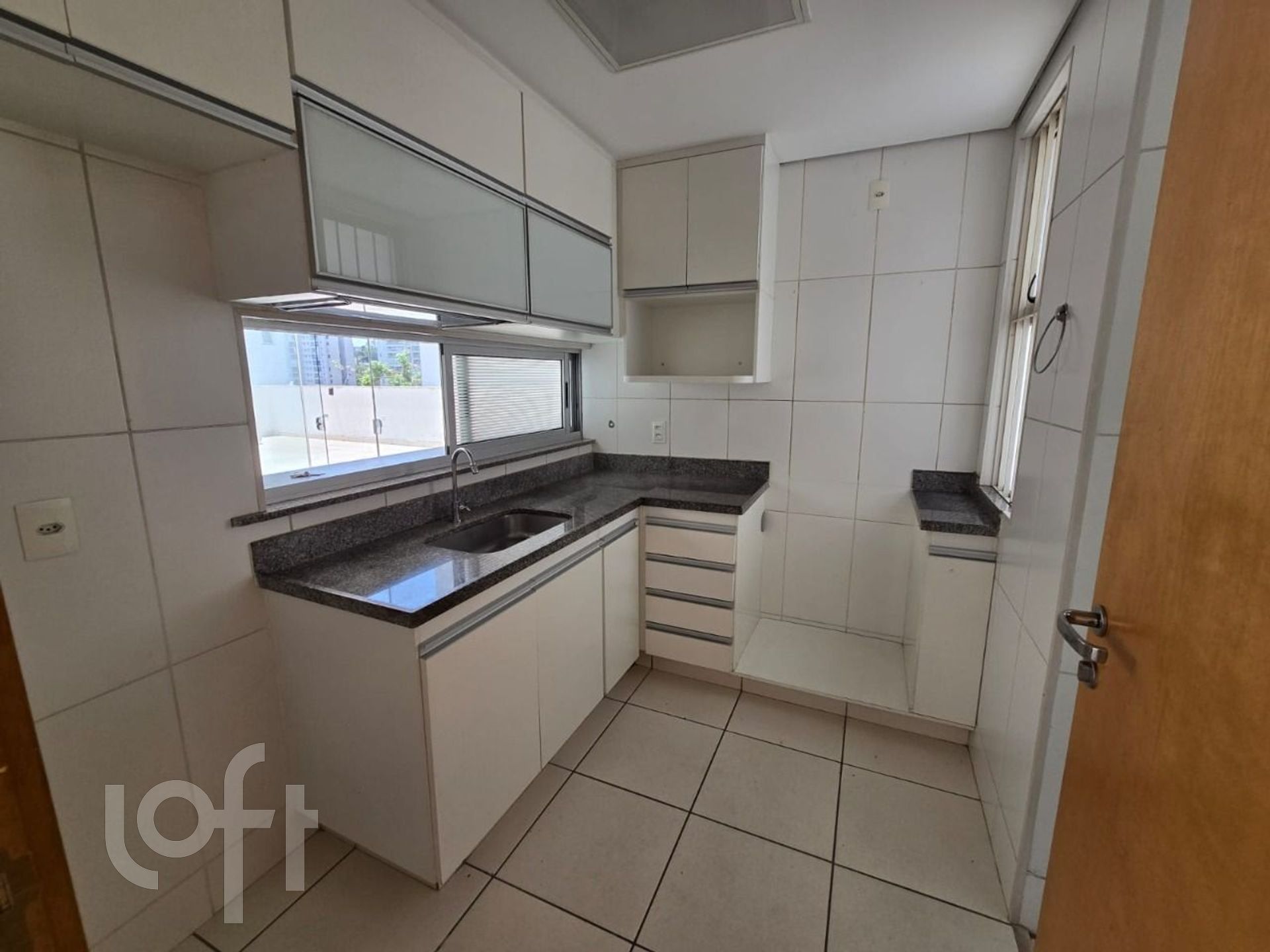 Apartamento à venda com 3 quartos, 233m² - Foto 3