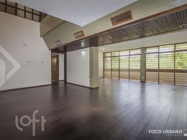 Casa com 333m², 5 dormitórios, 1 suíte, 4 vagas, Petrópolis em Porto Alegre