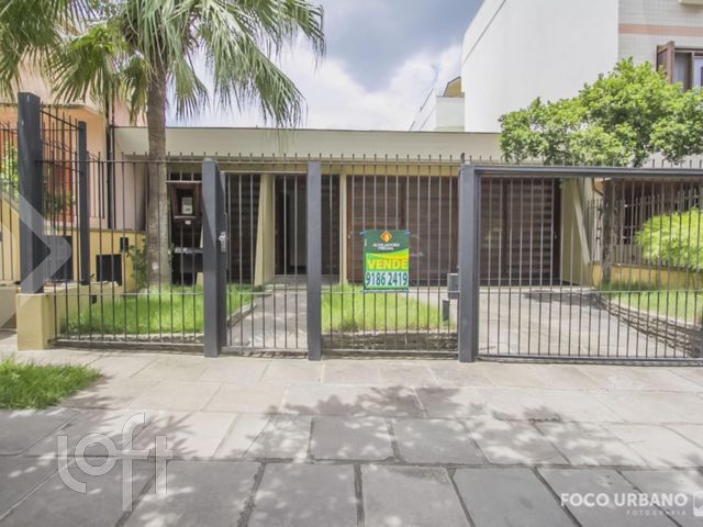 Casa com 333m², 5 dormitórios, 1 suíte, 4 vagas, Petrópolis em Porto Alegre