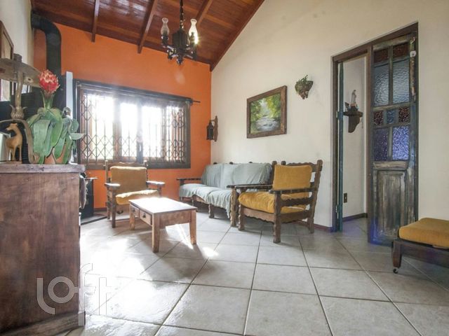 Casa com 180m², 3 dormitórios, 1 suíte, 5 vagas, Santana em Porto Alegre