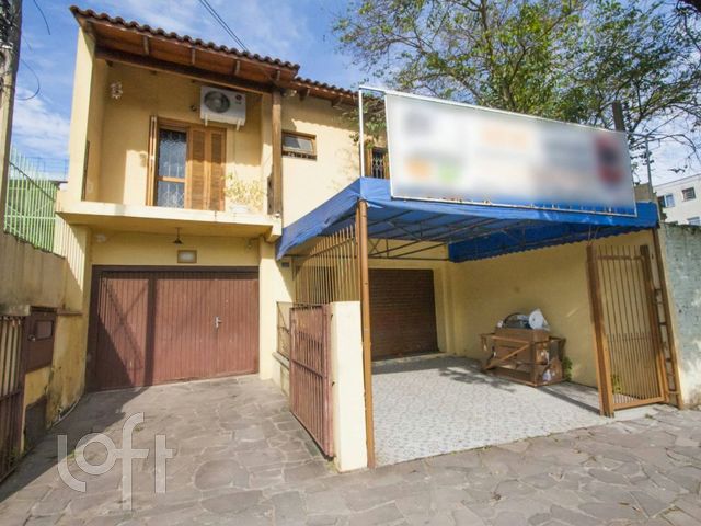 Casa com 180m², 3 dormitórios, 1 suíte, 5 vagas, Santana em Porto Alegre