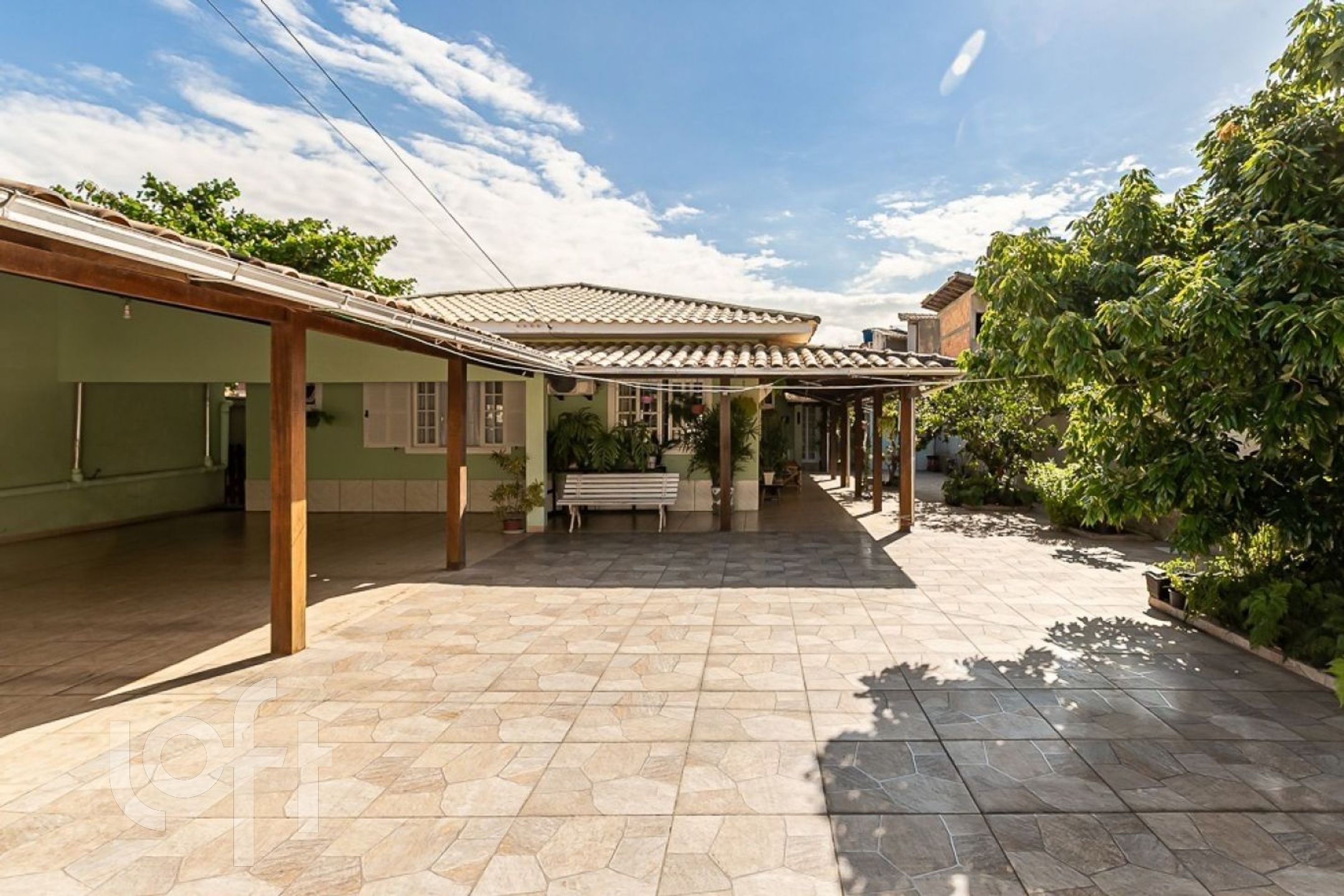 Casa Residencial com 245m², 4 quartos, 2 suítes, 2 garagens, no bairro Autódromo em Florianópolis