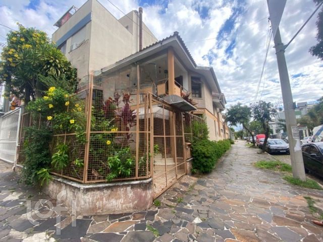 Casa com 300m², 4 dormitórios, 3 suítes, 2 vagas, Santana em Porto Alegre