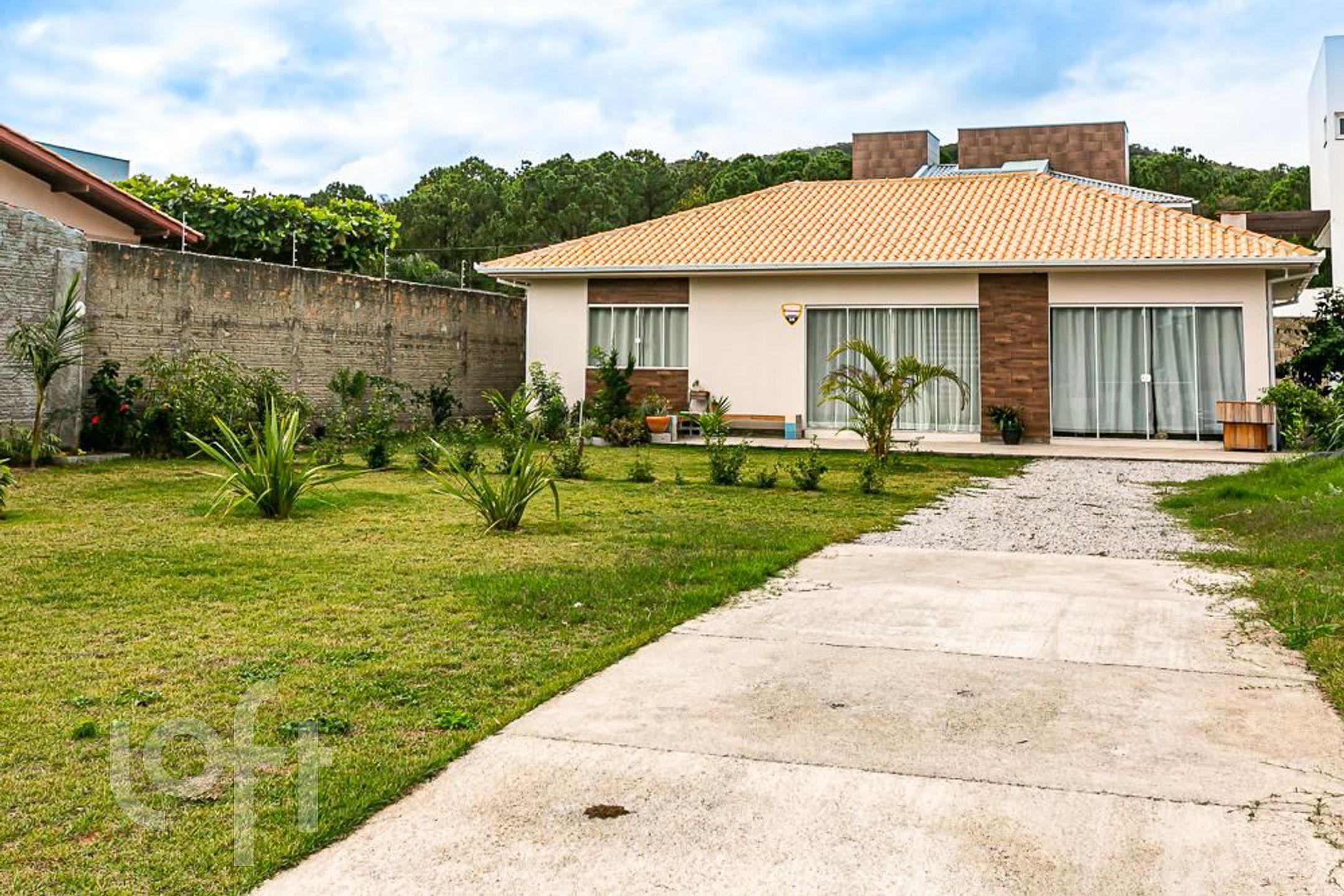 Casa à venda em Campeche Central com 106 m², 2 quartos, 2 suítes, 5 vagas