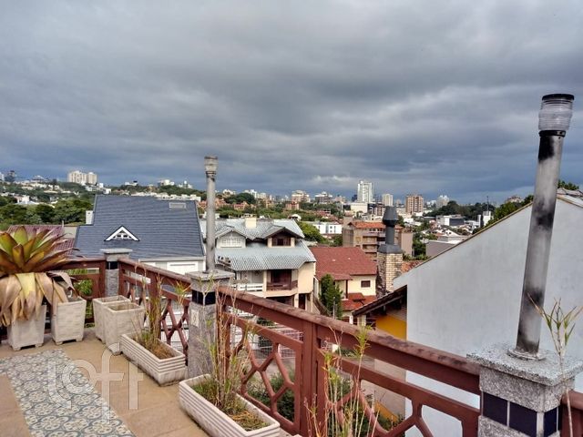 Casa com 288m², 4 dormitórios, 2 suítes, Chácara das Pedras em Porto Alegre