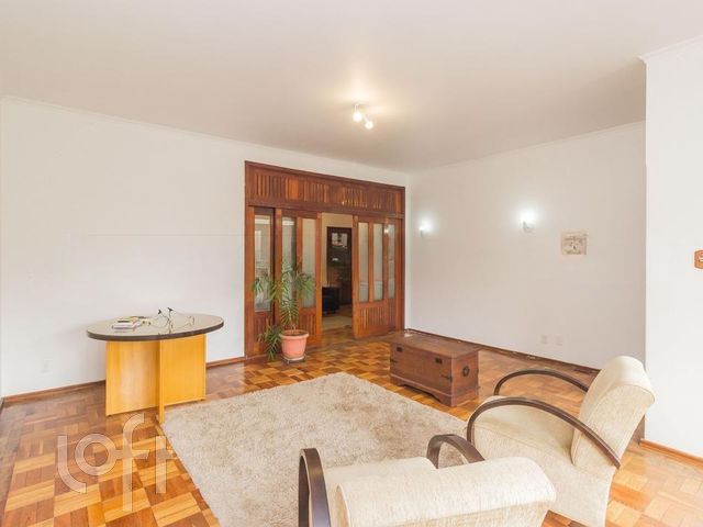 Casa com 290m², 4 dormitórios, 1 suíte, 4 vagas, Vila Ipiranga em Porto Alegre