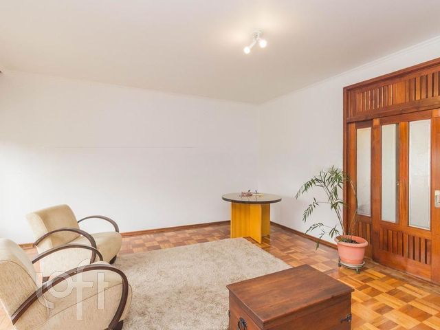 Casa com 290m², 4 dormitórios, 1 suíte, 4 vagas, Vila Ipiranga em Porto Alegre