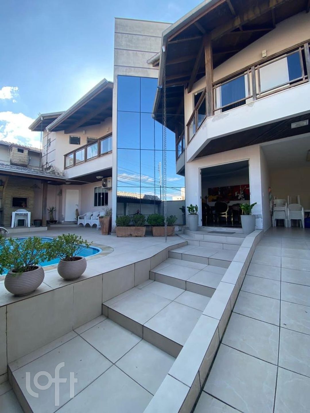 Casa Residencial com 259m², 4 quartos, 4 suítes, 2 garagens, no bairro Ariribá em Balneário Camboriú