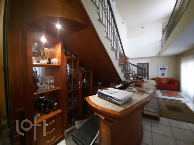 Casa com 347m², 5 dormitórios, 4 suítes, 3 vagas, Higienópolis em Porto Alegre