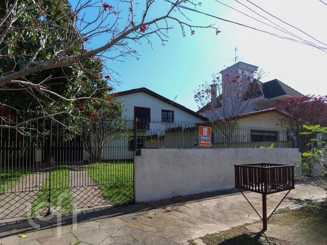 Casa com 326m², 3 dormitórios, 1 suíte, 3 vagas no bairro Marechal Rondon em Canoas para Comprar