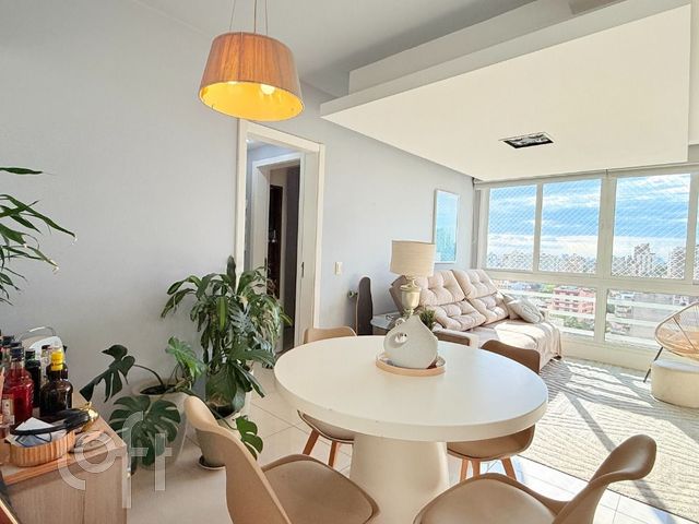 Apartamento com 70m², 2 dormitórios, 1 suíte, 2 vagas, Jardim Botânico em Porto Alegre