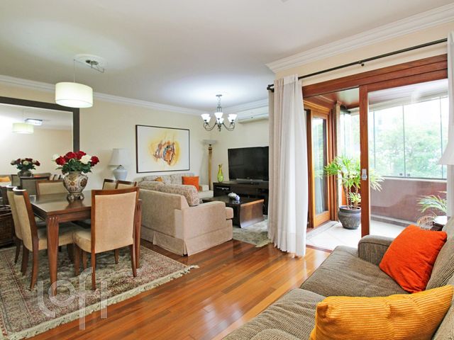 Apartamento com 110m², 3 dormitórios, 1 suíte, 2 vagas, Moinhos de Vento em Porto Alegre