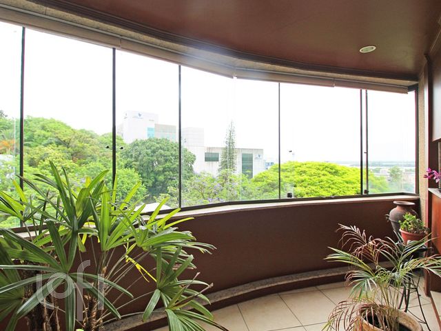 Apartamento com 110m², 3 dormitórios, 1 suíte, 2 vagas, Moinhos de Vento em Porto Alegre