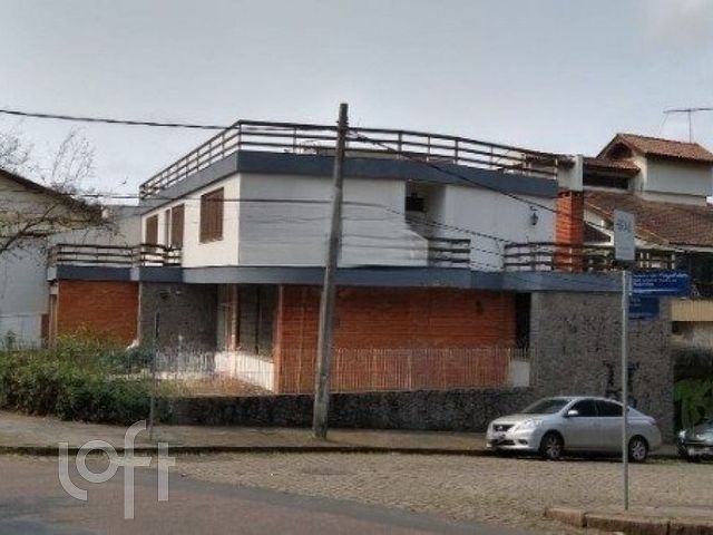 Casa com 480m², 5 dormitórios, 1 suíte, 4 vagas, Higienópolis em Porto Alegre
