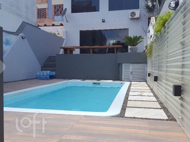 Casa com 316m², 5 dormitórios, 5 suítes, 2 vagas, Menino Deus em Porto Alegre