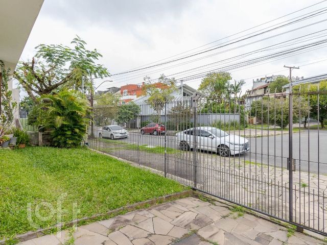 Casa com 235m², 4 dormitórios, 1 suíte, 2 vagas, Chácara das Pedras em Porto Alegre