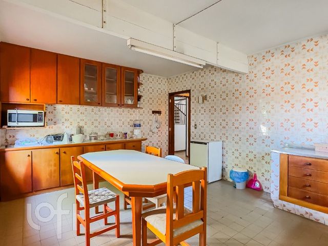 Casa com 340m², 4 dormitórios, 1 suíte, Vila Ipiranga em Porto Alegre