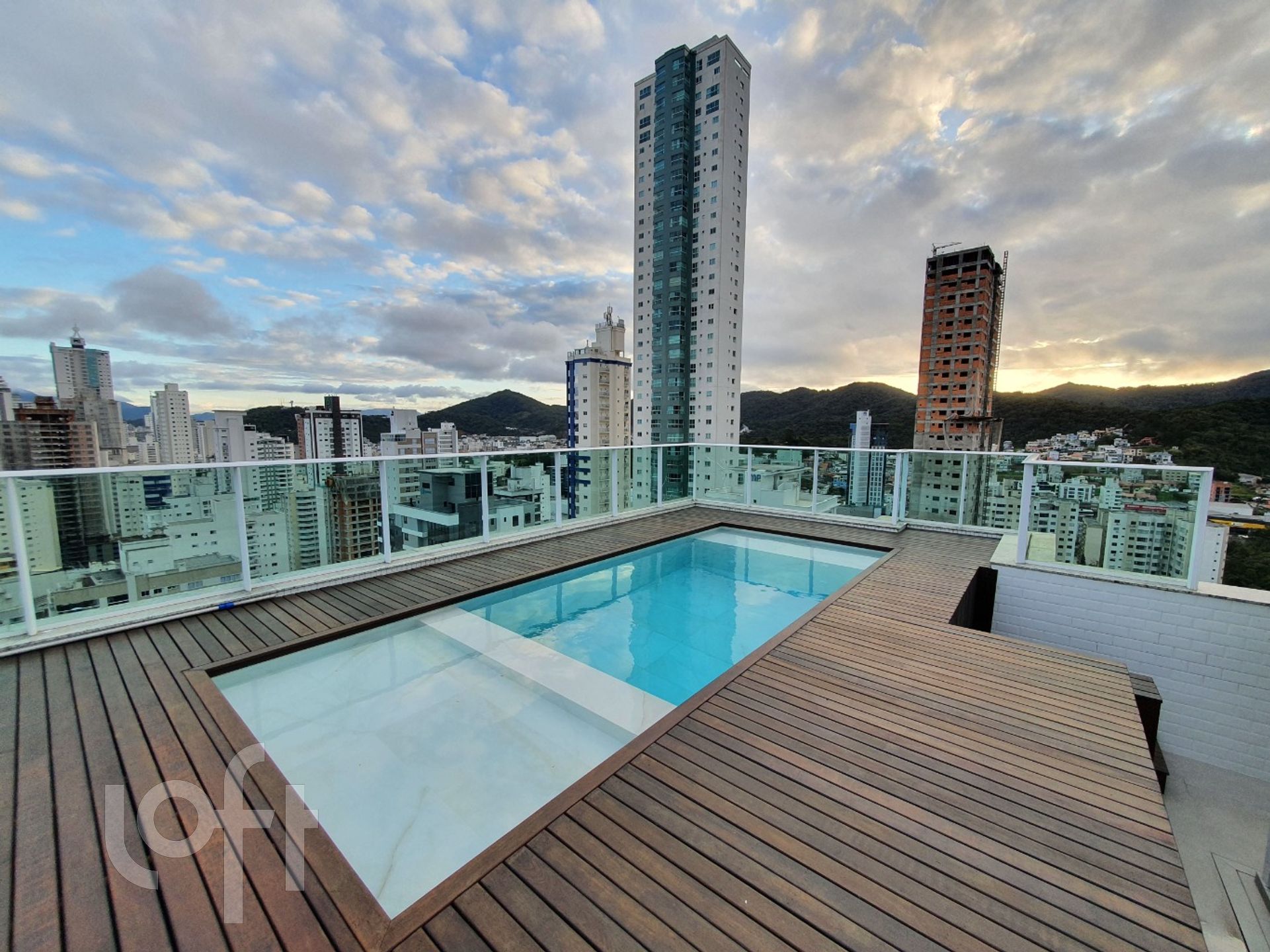 Apartamentos com 268m², 3 quartos, 3 suítes, 4 garagens, no bairro Pioneiros em Balneário Camboriú