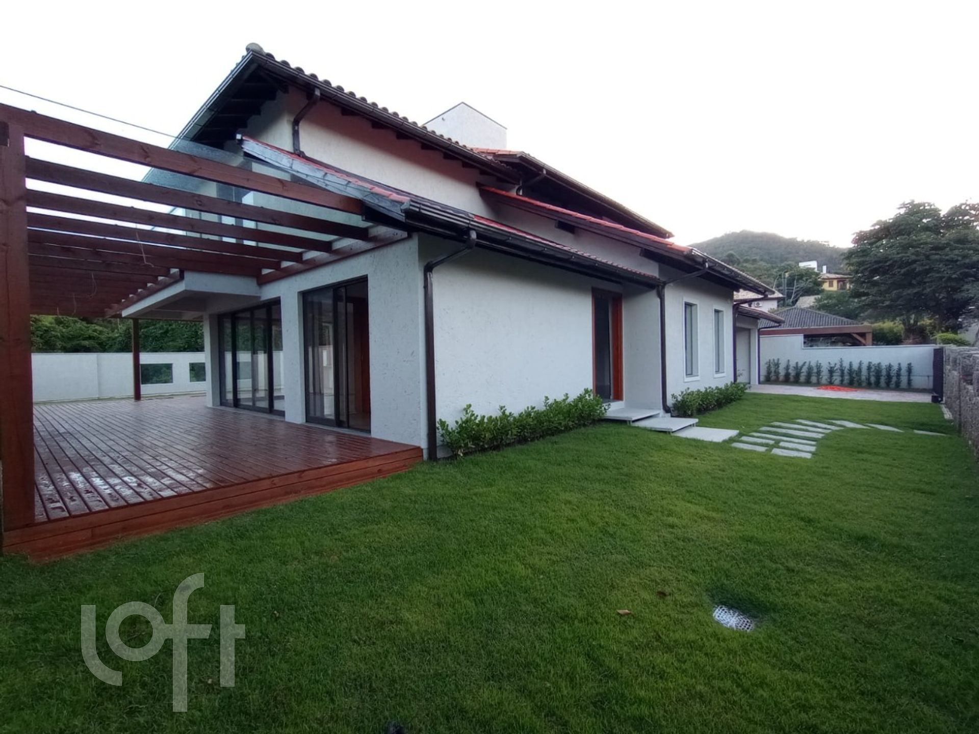 Casa Residencial com 319m², 3 quartos, 2 suítes, 3 garagens, no bairro Porto da Lagoa em Florianópolis