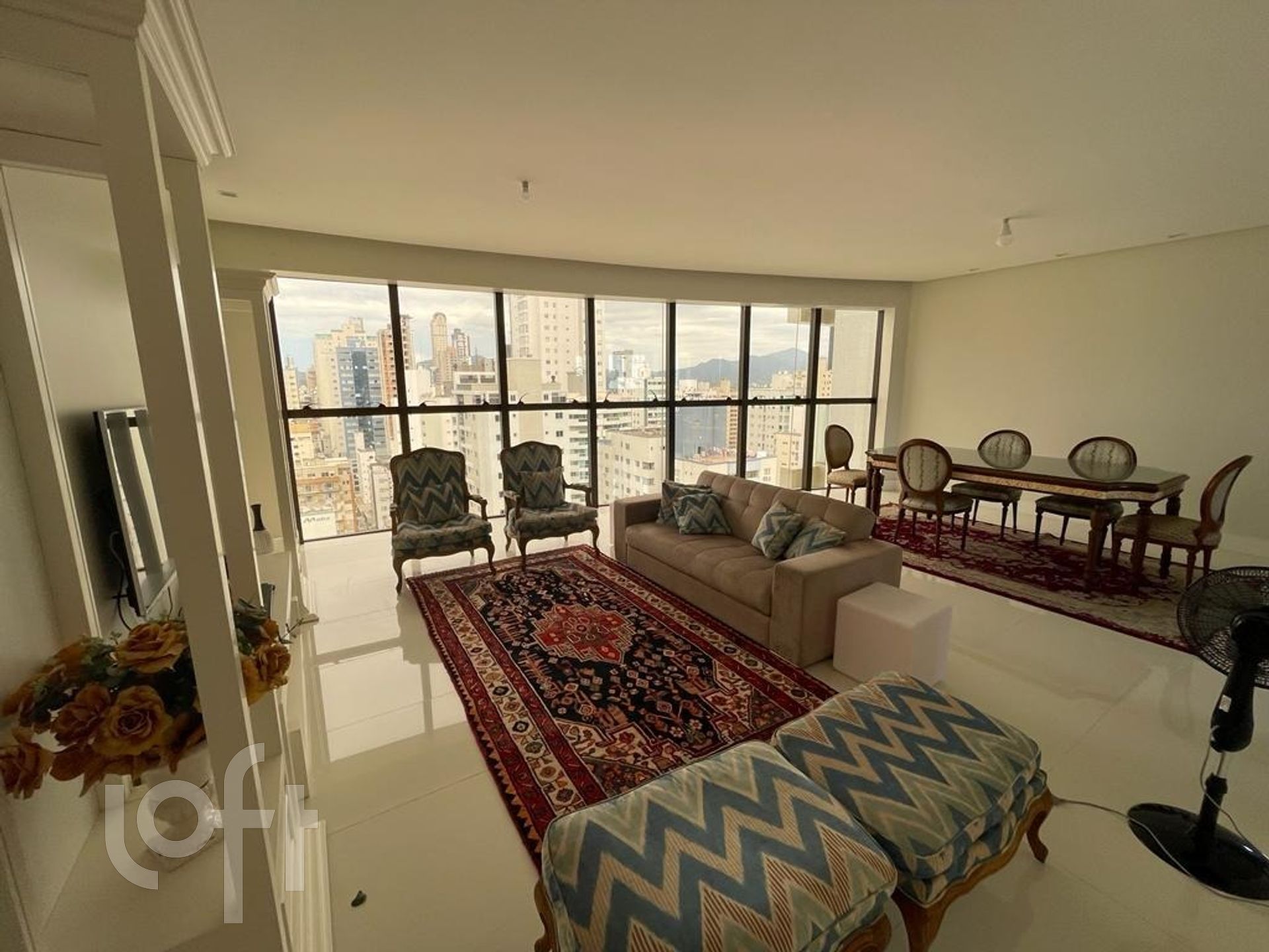 Apartamentos com 130m², 3 quartos, 3 suítes, 2 garagens, no bairro Centro em Balneário Camboriú