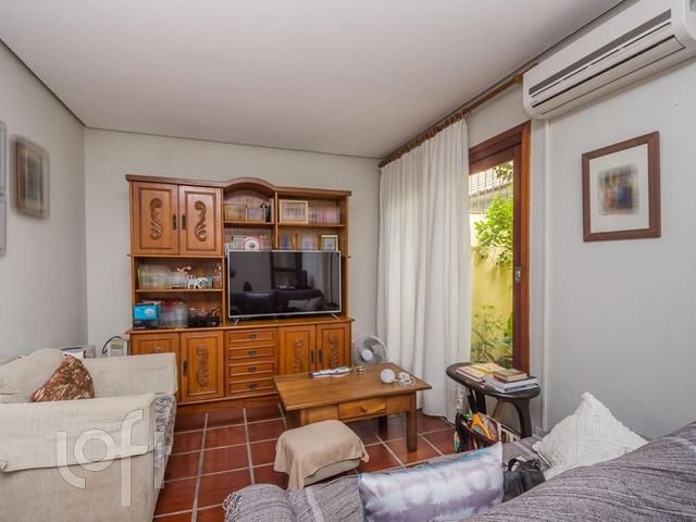 Casa com 261m², 6 dormitórios, 2 suítes, 3 vagas, Petrópolis em Porto Alegre