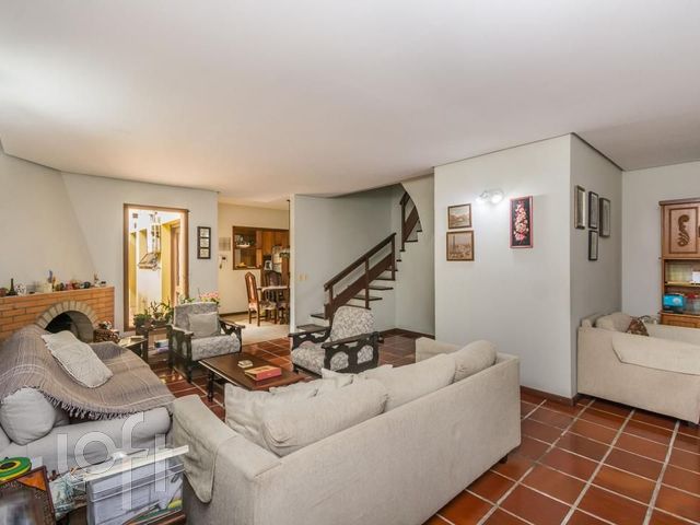 Casa com 261m², 6 dormitórios, 2 suítes, 3 vagas, Petrópolis em Porto Alegre