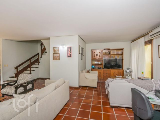 Casa com 261m², 6 dormitórios, 2 suítes, 3 vagas, Petrópolis em Porto Alegre