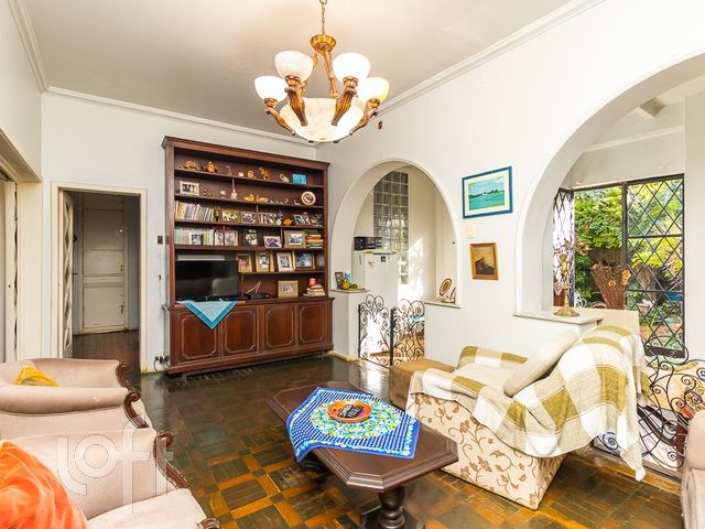 Casa com 300m², 7 dormitórios, 4 vagas, Rio Branco em Porto Alegre