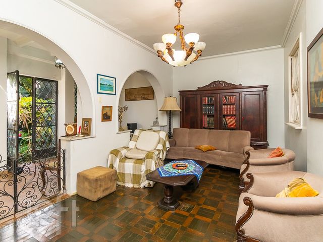 Casa com 300m², 7 dormitórios, 4 vagas, Rio Branco em Porto Alegre