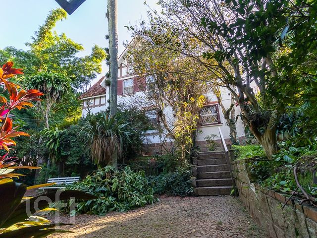 Casa com 300m², 7 dormitórios, 4 vagas, Rio Branco em Porto Alegre