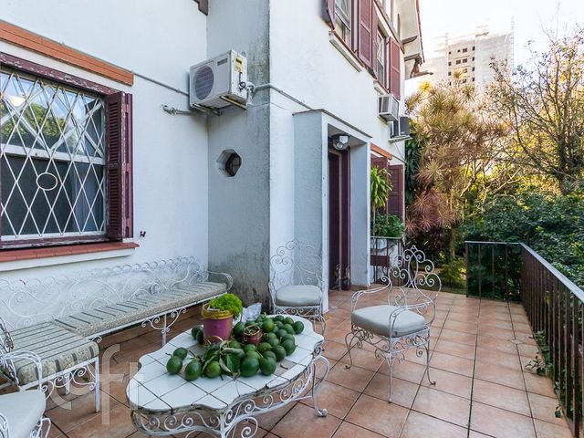 Casa com 300m², 7 dormitórios, 4 vagas, Rio Branco em Porto Alegre