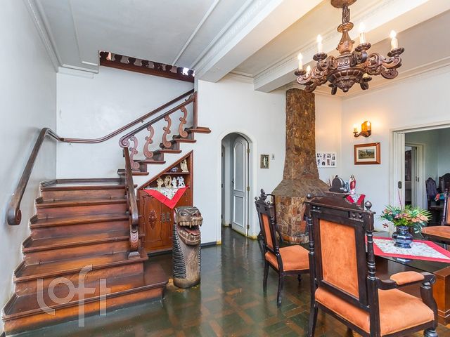 Casa com 300m², 7 dormitórios, 4 vagas, Rio Branco em Porto Alegre