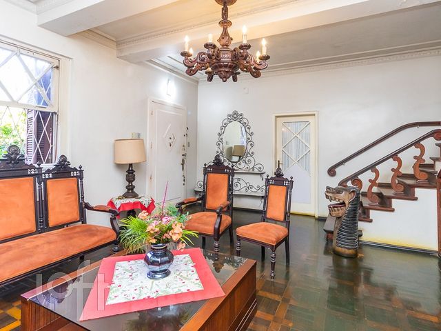 Casa com 300m², 7 dormitórios, 4 vagas, Rio Branco em Porto Alegre