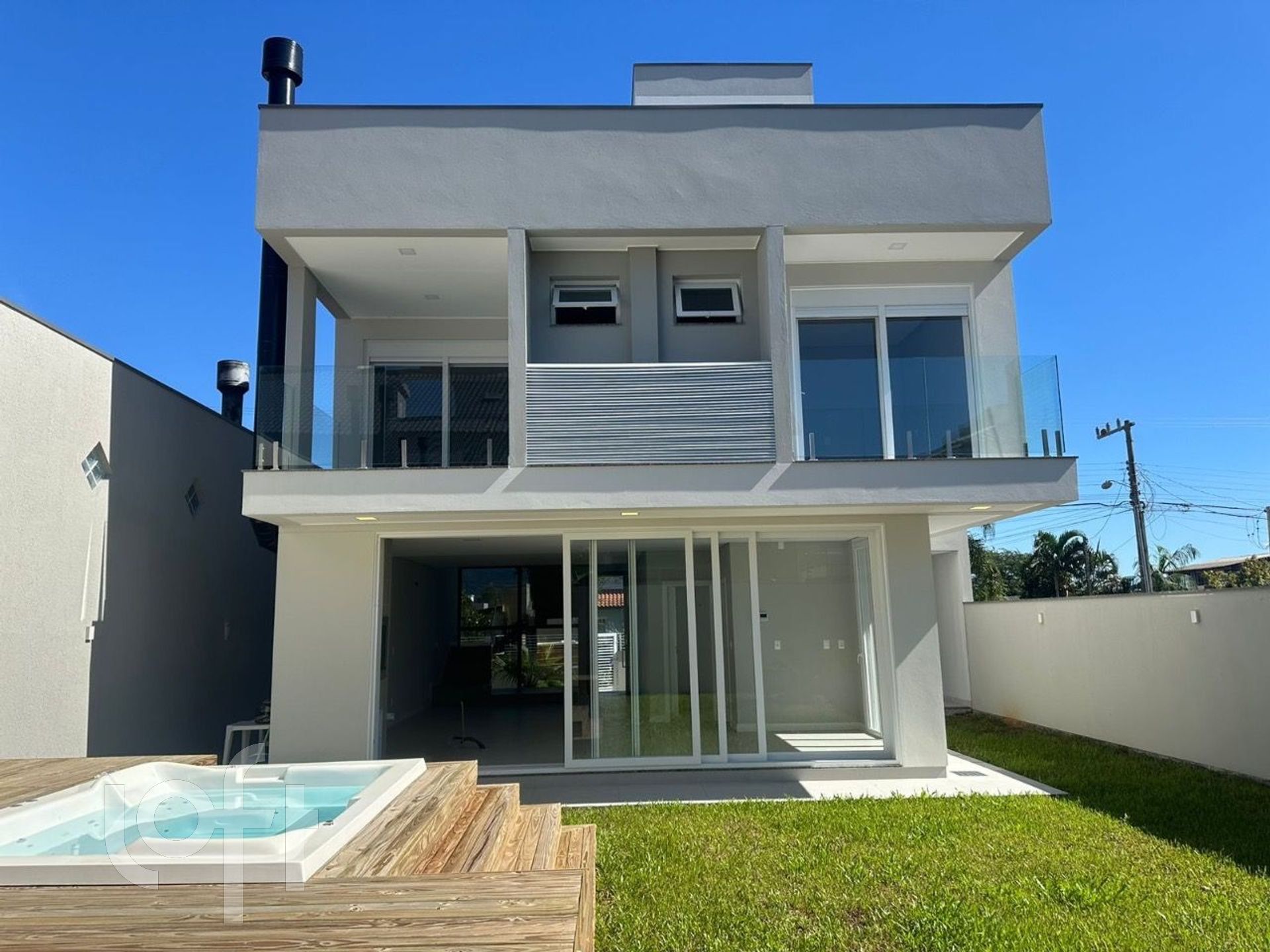 Casa Residencial com 220m², 3 quartos, 3 suítes, 4 garagens, no bairro Campeche Central em Florianópolis