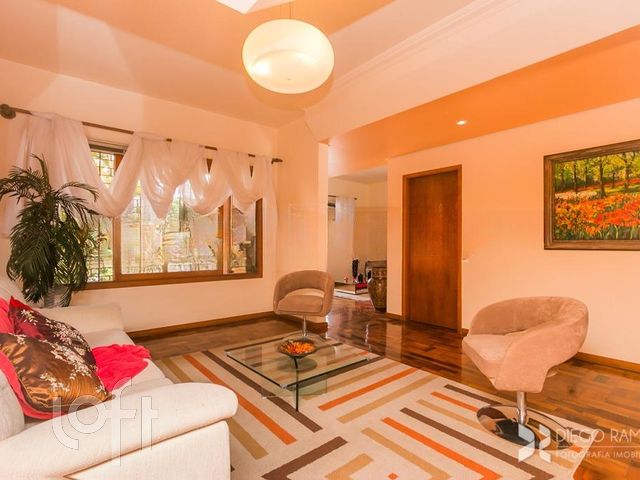 Casa com 300m², 4 dormitórios, 1 suíte, 4 vagas, Chácara das Pedras em Porto Alegre