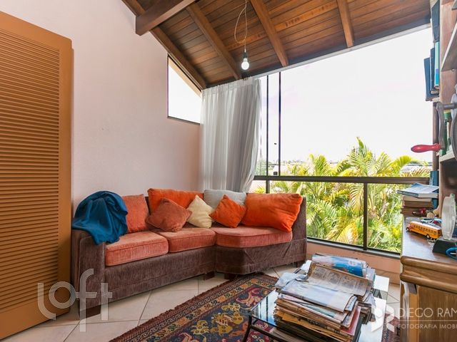 Casa com 300m², 4 dormitórios, 1 suíte, 4 vagas, Chácara das Pedras em Porto Alegre