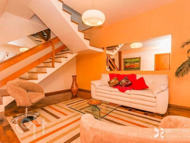 Casa com 300m², 4 dormitórios, 1 suíte, 4 vagas, Chácara das Pedras em Porto Alegre